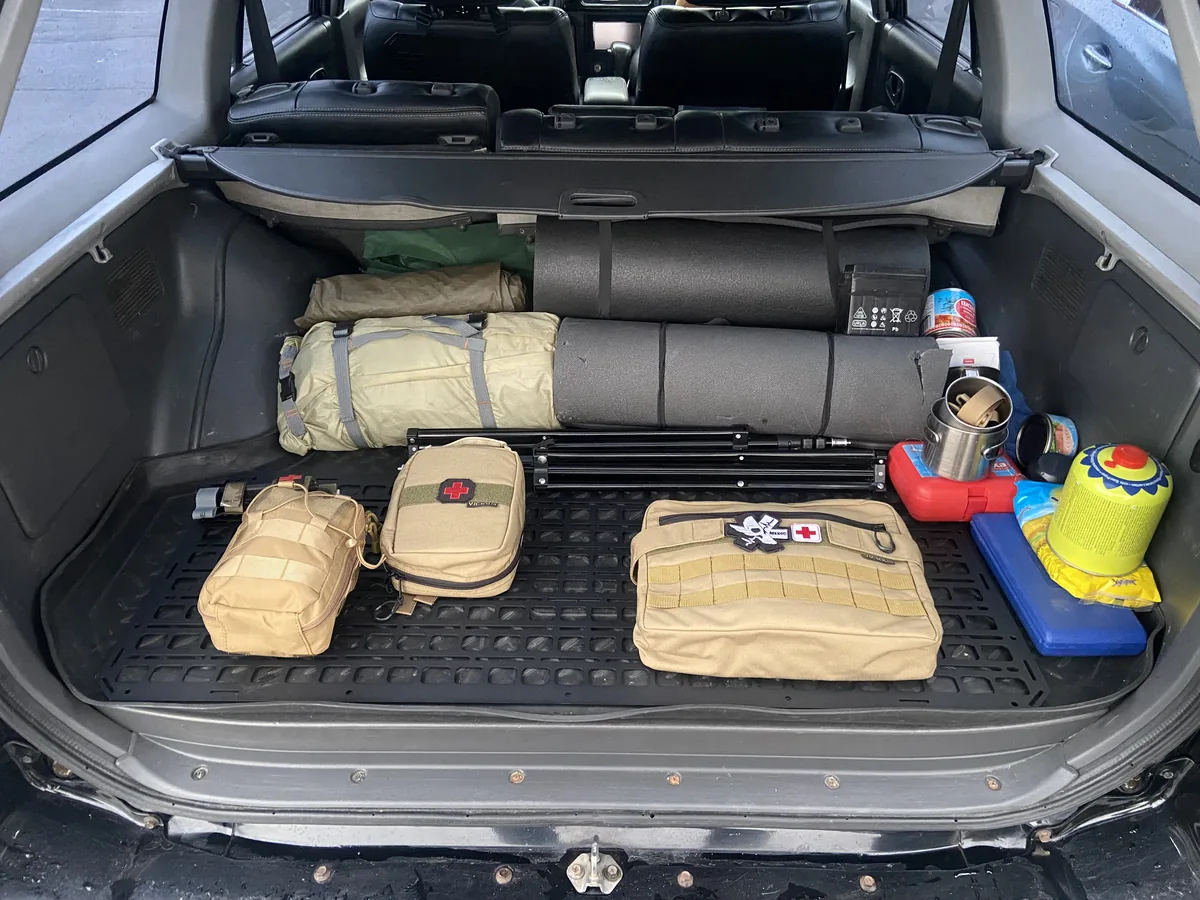 Кастомна MOLLE панель у пікапі — підлога багажника з медичним комплектом